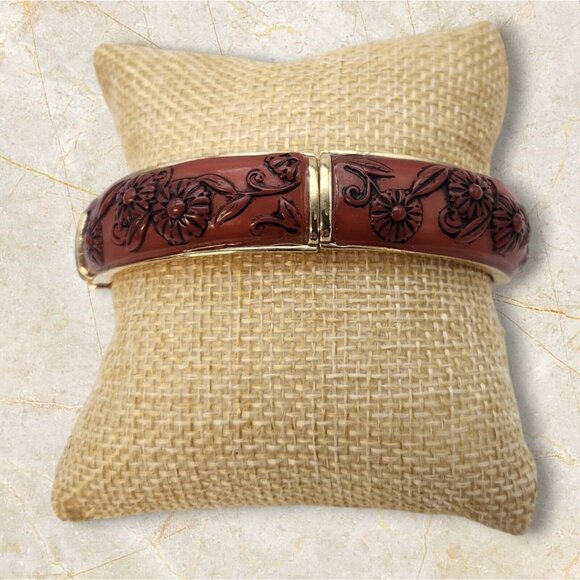 Vintage Monet Bracelet Faux Cinnabar Carved Raised Floral Gold Tone Stretch - Picture 3 of 8